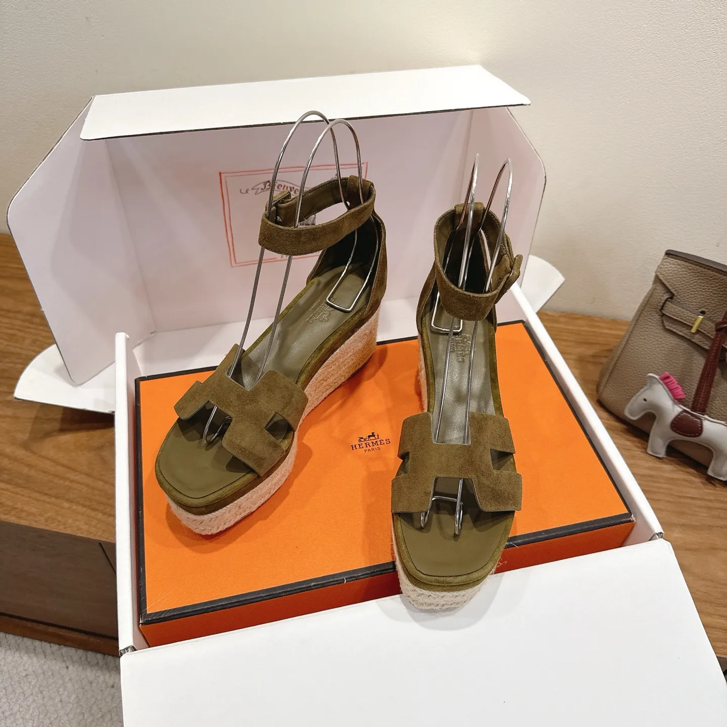 👟👟Ex-factory price 720👟👟 Hermes... a Eclair 2025 new color + popular series, the version is super positive, with a certain thickness, which makes the legs longer! Breathable, comfortable calfskin, spring and summer color matching, this item is both beautiful and comfortable! Channel supply code size: 35-39 can be ordered as 40.41 with airplane box ➕20